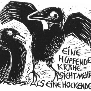 Eine hüpfende Krähe